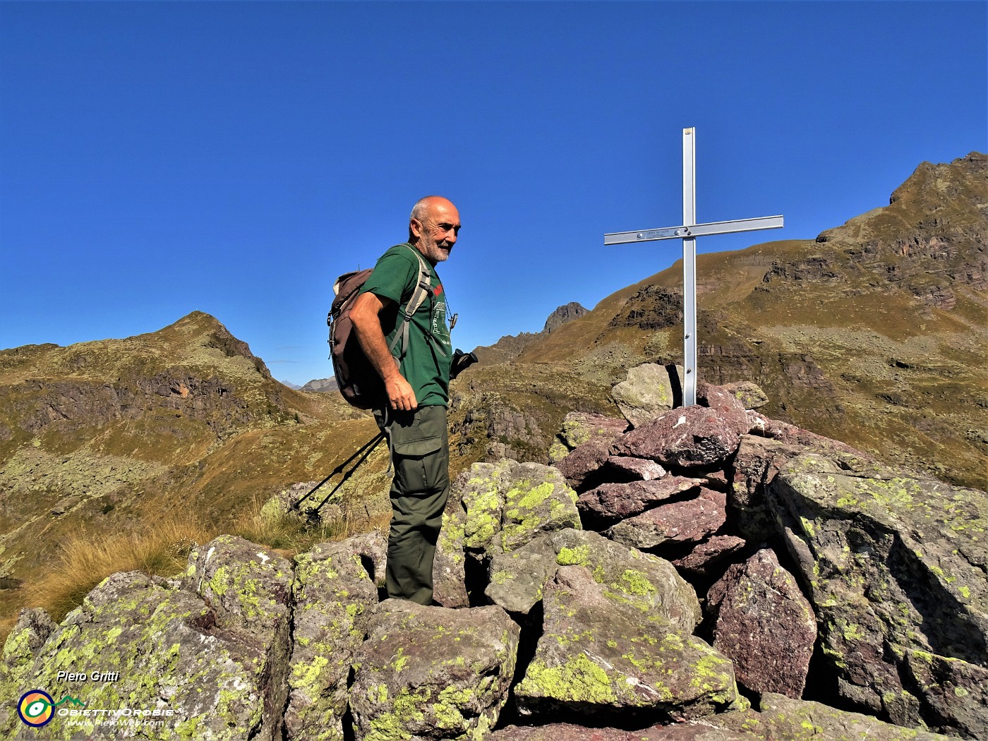 20  Ismaele alla croce di vetta del Monte delle galline (2131 m) con vista in Cima di Mezzeno.JPG